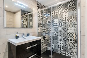 Douche, serviettes fournies
