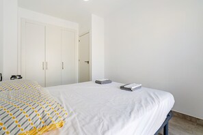 1 habitación, tabla de planchar con plancha, wifi gratis y ropa de cama