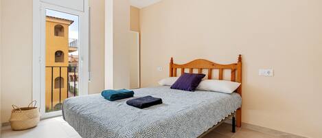 1 bedroom, bed sheets