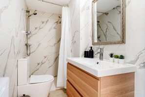 Douche, serviettes fournies