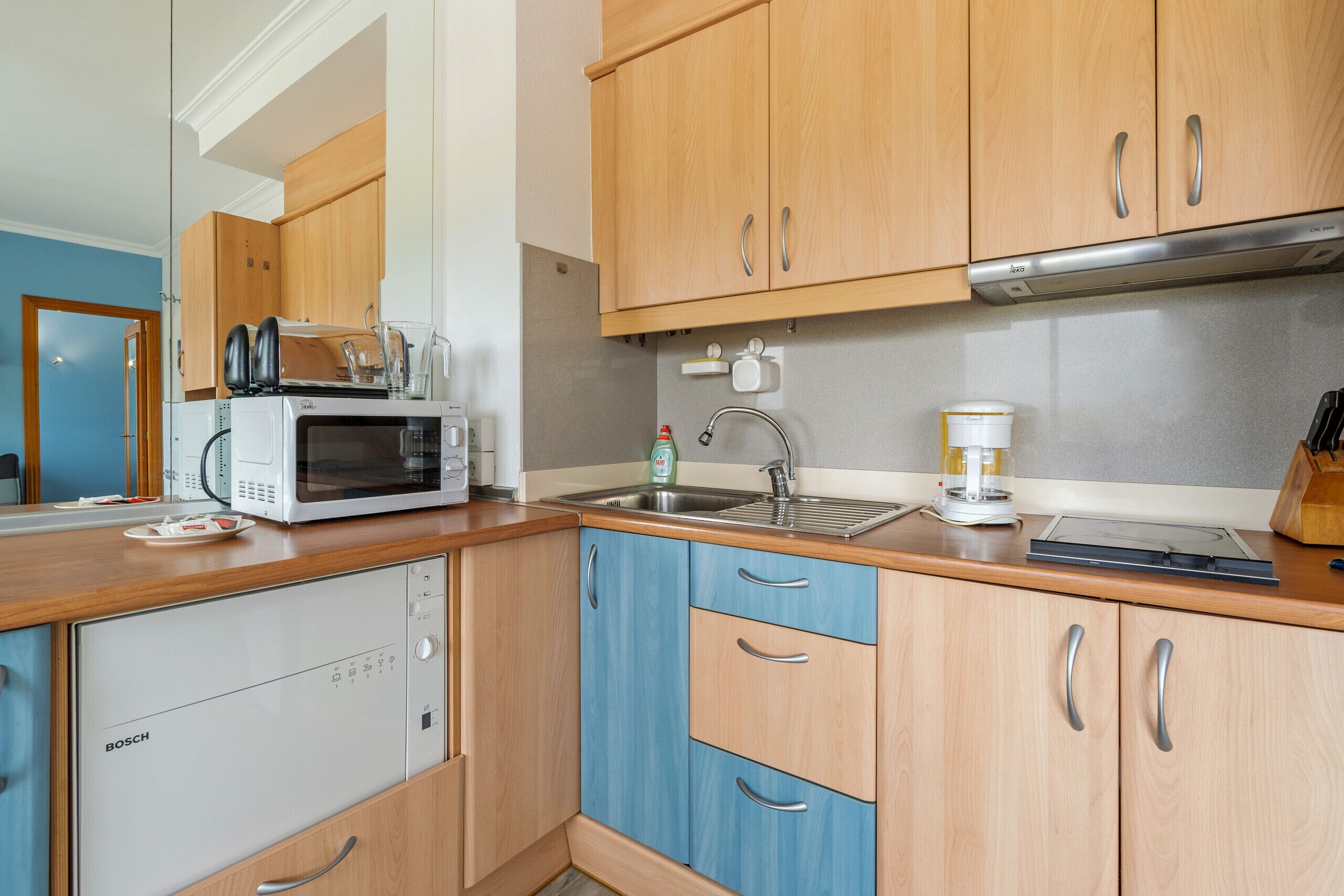 Køleskab, mikrobølgeovn, opvaskemaskine, kaffe-/temaskine