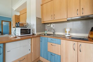 Jääkaappi, mikroaaltouuni, astianpesukone, kahvin-/teenkeitin