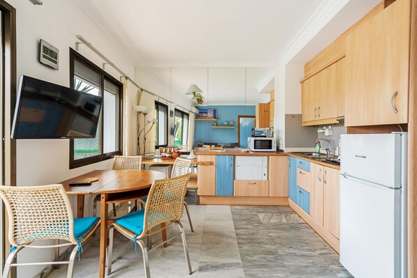 Fridge, microwave, dishwasher, coffee/tea maker