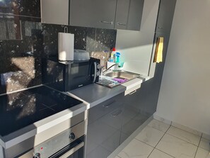 Kühlschrank, Mikrowelle, Ofen, Herdplatte