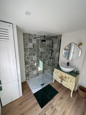 Dusche, Haartrockner, Handtücher, Seife