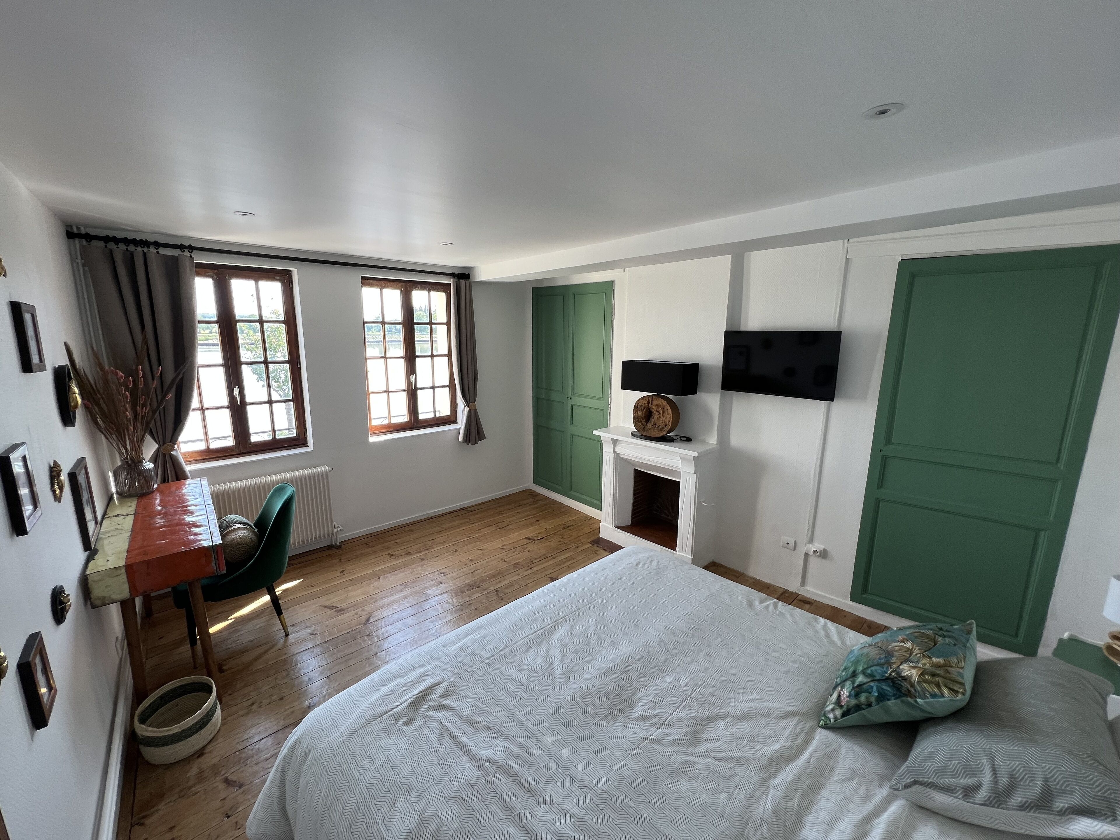 3 habitaciones, escritorio y tabla de planchar con plancha 