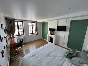 3 Schlafzimmer, Schreibtisch, Bügeleisen/Bügelbrett, Reisekinderbett