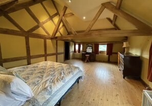 4 bedrooms, WiFi, bed sheets - Remodelled Manor House Country Retreat (Linley Green Road, Whitbourne)