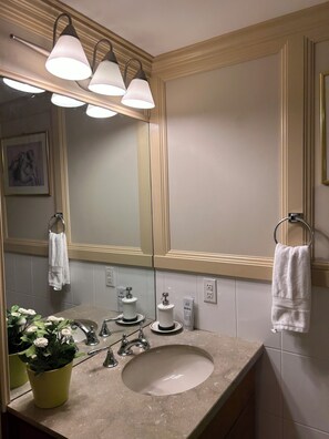 Hair dryer, towels, soap, toilet paper - Adorable Haven with backyard view in Richmond. License: 23-016495 (Richmond)