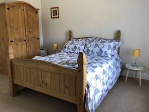 4 habitaciones, tabla de planchar con plancha, wifi y ropa de cama 