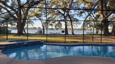 Lake Whistler Beach House with lakefront pool