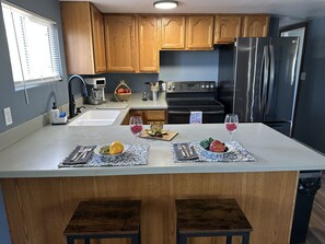 Kühlschrank, Herdplatte, Wasserkocher mit Kaffee-/Teezubehör, Toaster