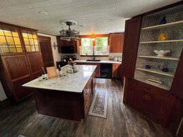 Refrigerador con freezer, microondas, horno, placa de cocina