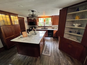 Full-sized fridge, microwave, oven, stovetop - Highland Guesthouse (Meadville)