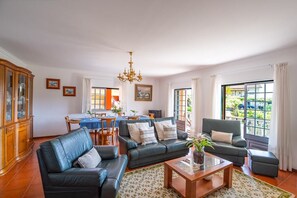 TV, peis og bordtennis