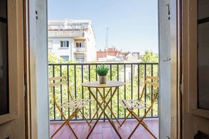 Outdoor dining - 42par1049 - Newly Refurbished 2BR in Sant Antoni (Barcelona)
