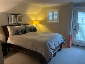 2 bedrooms, iron/ironing board, WiFi, bed sheets - Updated, delightful Grosse Pointe hideaway-walking distance to GP city and Hill. (Grosse Pointe)