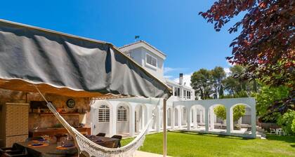 Villa LUNA with private pool, gardens and large barbecue area