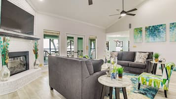 Smart TV, fireplace
