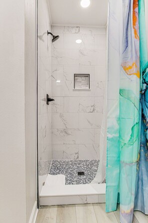 Dusche, Haartrockner, Handtücher