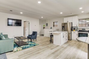 Interior - Gulf Breeze Bayfront Bungalow - Dock - Pet-Friendly - Near Pensacola Beach (Gulf Breeze)