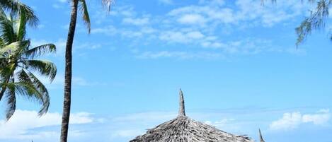 Nära stranden, solstolar och strandhanddukar