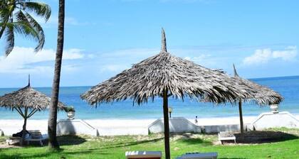 Zuri Luxe Beach Haven -stylish 2 BR Apartment With AC -silversand Beach -malindi
