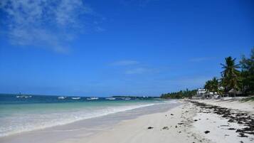 Beach nearby, sun loungers, beach towels