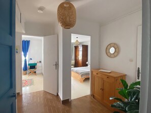 5 chambres, bureau, fer et planche à repasser, lit de bébé portatif