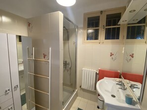 Een douche, een haardroger, zeep, shampoo