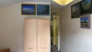 Interior - House, SW London. 4 Beds. 2 Toilets. 12 Mins Tube. 2 Mins Buses (London)