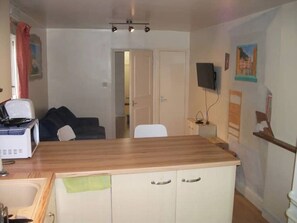 Interior - House, SW London. 4 Beds. 2 Toilets. 12 Mins Tube. 2 Mins Buses (London)