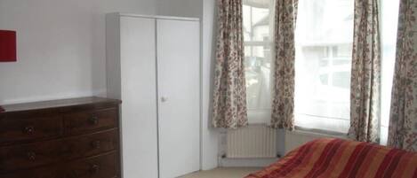 4 عدّة غرف نوم ومكواة/لوح كي وواي فاي مجانًا وملاءات أسرّة