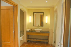 Dusche, Haartrockner, Bidet, Handtücher