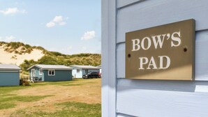 A sign reading "BOW'S PAD" on a building. - 2 bedroom accommodation in Hayle (Hayle)