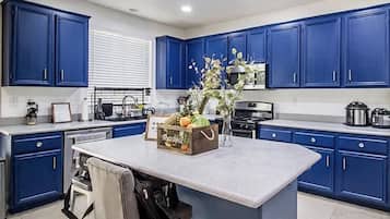 雪櫃、微波爐、焗爐、爐具