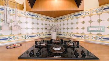 Frigorífico, horno, placa de cocina y lavavajillas