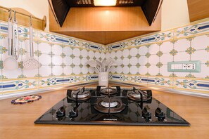 Réfrigérateur, un four, surface de cuisson, lave-vaisselle