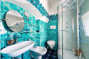 Bruser, hårtørrer, badekåber, bidet