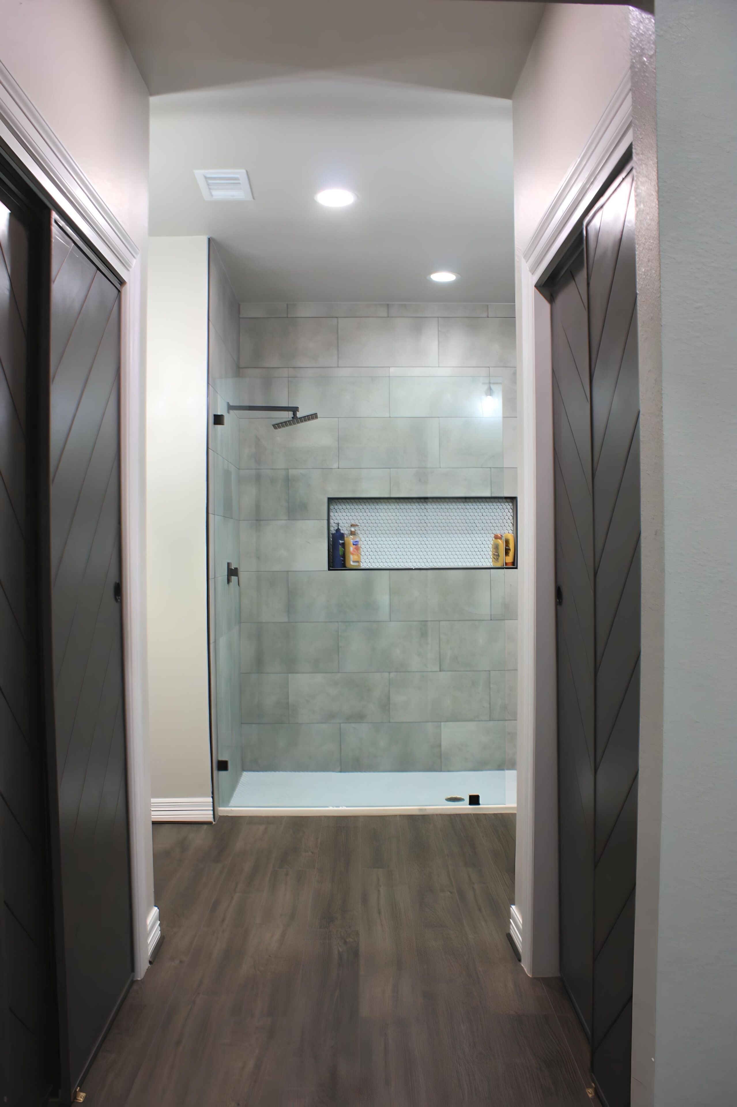 Douche, serviettes fournies, savon, shampoing