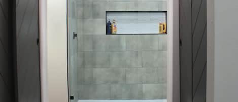 Dusche, Handtücher, Seife, Shampoo