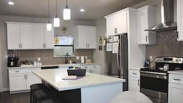 Frigorífico, microondas, horno y placa de cocina