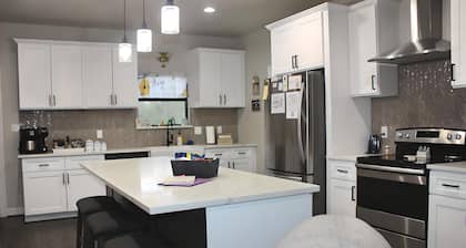 The Honey Hive - Dog friendly w/ golf cart, game room, and pool access