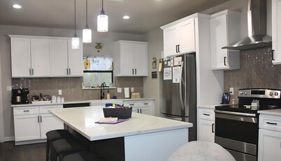 The Honey Hive - Dog friendly w/ golf cart, game room, and pool access