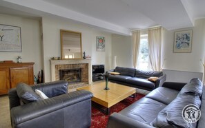 Flat-screen TV, fireplace