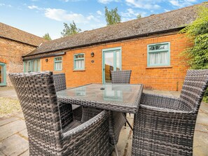 Outdoor dining - The Stables - UK44515 (Holton-Le-Clay, near Cleethorpes)