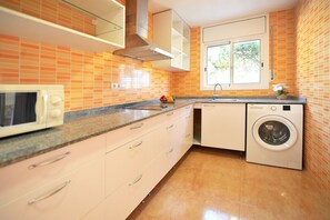 Kühlschrank, Mikrowelle, Wasserkocher mit Kaffee-/Teezubehör, Toaster