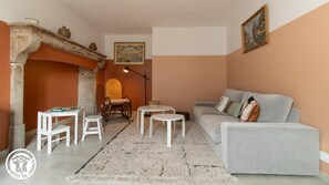 TV, fireplace, offices - Villa Coppel in Auvergne Tuscany (SAINT JULIEN DE COPPEL)