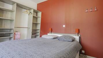 1 bedroom, travel crib