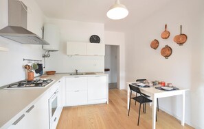 Réfrigérateur, micro-ondes, plaque de cuisson, lave-vaisselle